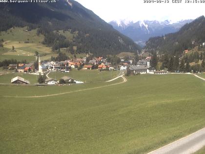 Bergün: Blick auf das Dorf und die Albulalinie