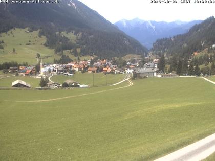 Bergün: Blick auf das Dorf und die Albulalinie