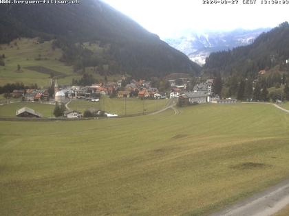 Bergün: Blick auf das Dorf und die Albulalinie