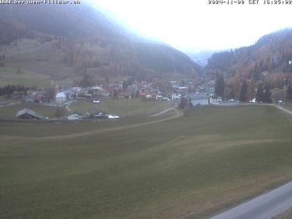 Bergün: Blick auf das Dorf und die Albulalinie