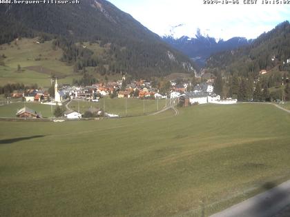 Bergün: Blick auf das Dorf und die Albulalinie