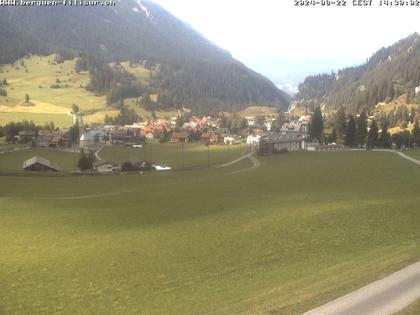 Bergün: Blick auf das Dorf und die Albulalinie