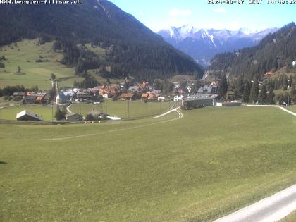 Bergün: Blick auf das Dorf und die Albulalinie