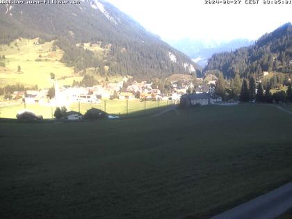 Bergün: Blick auf das Dorf und die Albulalinie