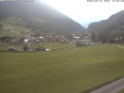 Bergün: Blick auf das Dorf und die Albulalinie