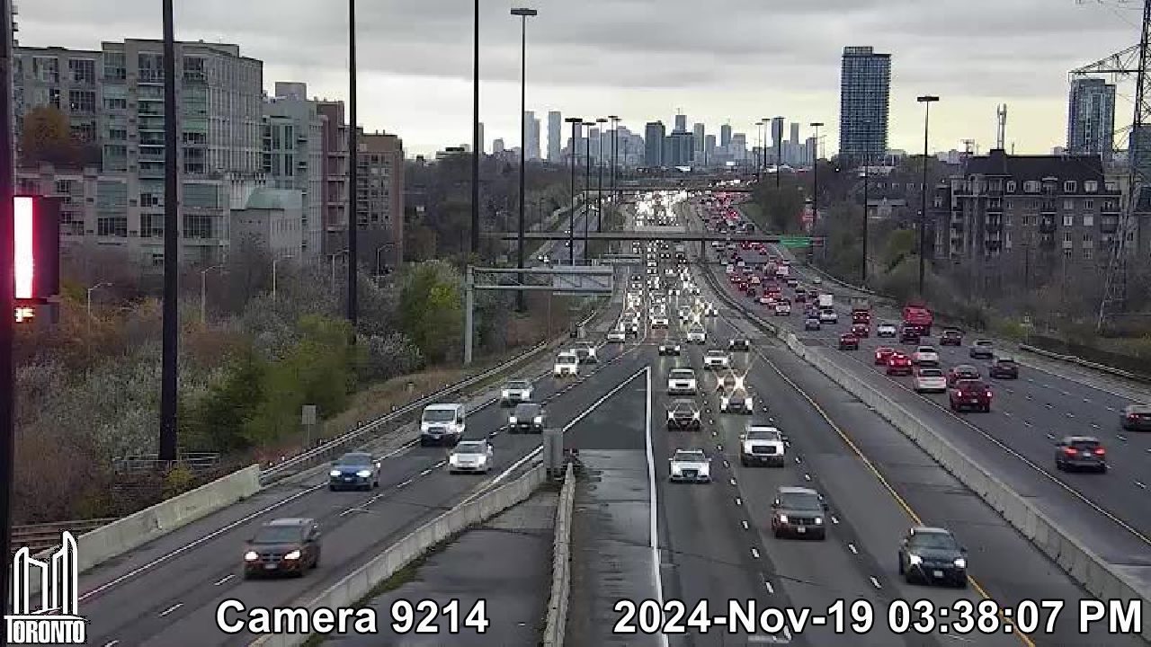 Traffic Cam Etobicoke: Gardiner Expwy near Park Lawn Rd