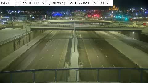 Traffic Cam Des Moines: DM - I-235 @ 7th Ave (08)