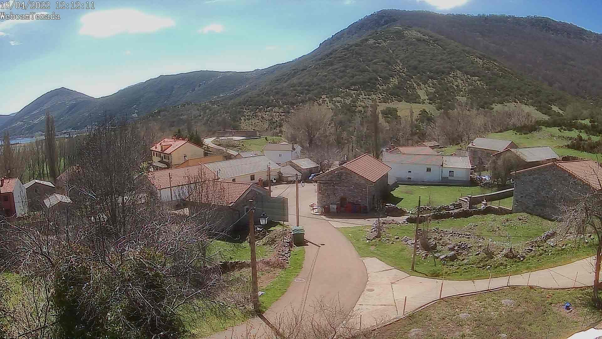 WebCam Panoramica HD situada en las Casas La Tenada. Se ve la plaza de Cardaño de Abajo y el pantano.