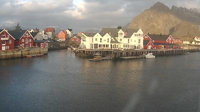 Vista de cámara web de luz diurna desde Henningsvær › North: Festvågtind