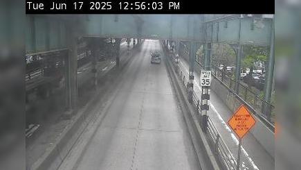 Traffic Cam New York: QBB @ Crescent Street