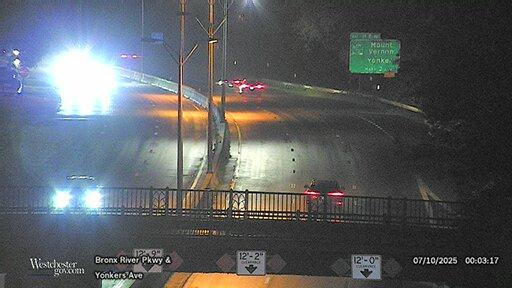 Traffic Cam Yonkers › North: Bronx River Parkway at - Avenue
