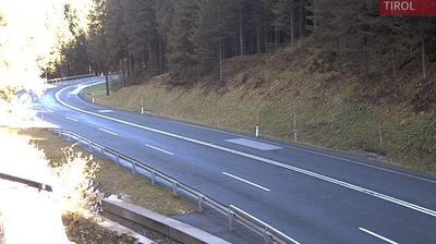 Daylight webcam view from Paßthurn: B161 Pass Thurn Straße [km 10,3], Blickrichtung: Kitzbühel