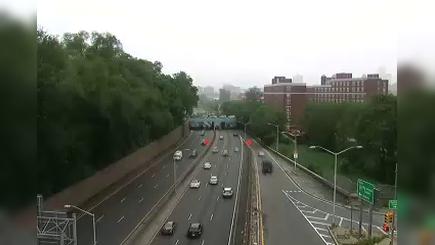 Traffic Cam New York › South: I-87 at Van Cortland Park South