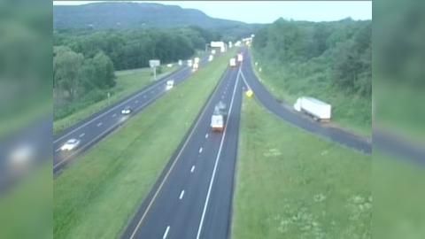 Traffic Cam Cheshire: CAM 196 I-691 EB - at Exit 7 Highland Ave