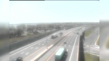 Traffic Cam Stratford: CAM - I-95 SB N/O Exit 32 - Rt. 1 & 110 (East Main St)