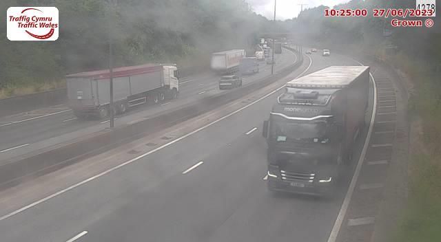 Traffic Cam Newport: M4 westbound between junctions 27 and 28 (High Cross and Tredegar Park)
