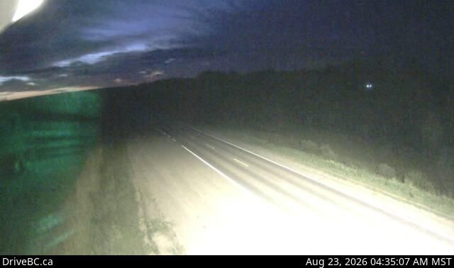Traffic Cam East Pine › East: Hwy 97 on - Hill, about 27 km east of Chetwynd, looking east
