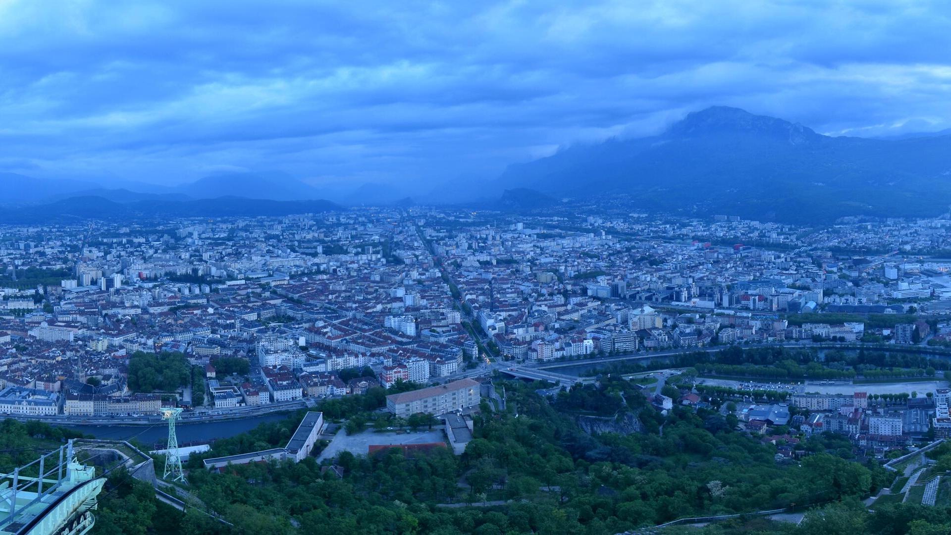 Vue Grenoble, Belledonne, le Vercors et une pârtie de la Chartreuse (à droite)