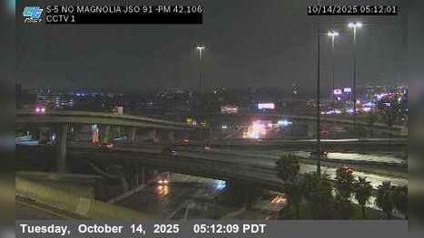 Traffic Cam Fullerton › South: I-5 : North of Magnolia Avenue (South Of SR-91)