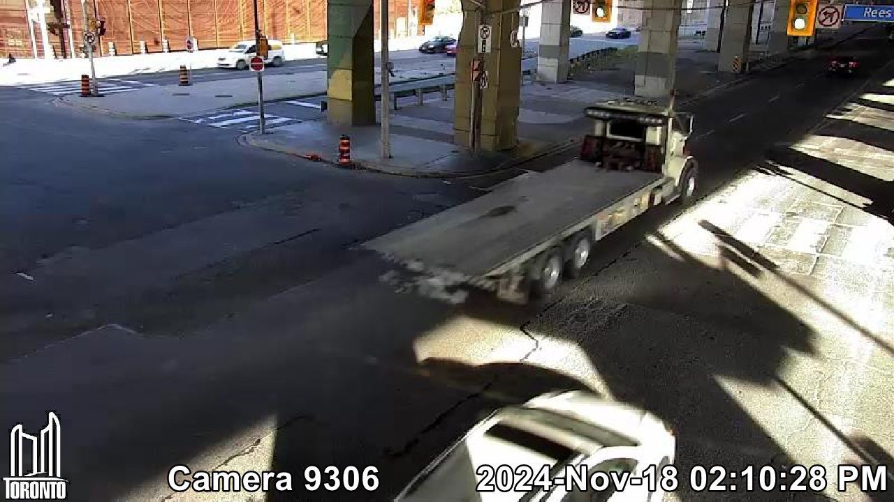 Traffic Cam Old Toronto: Lake Shore Blvd W near Rees St