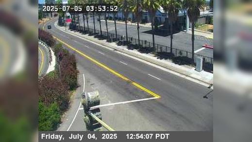 Traffic Cam Oakland › North: T284W -- I-880 : AT EDES AV WB OR