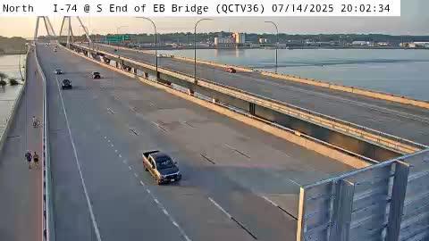 Traffic Cam Moline: QC - I-74 @ S End of EB Bridge (36)