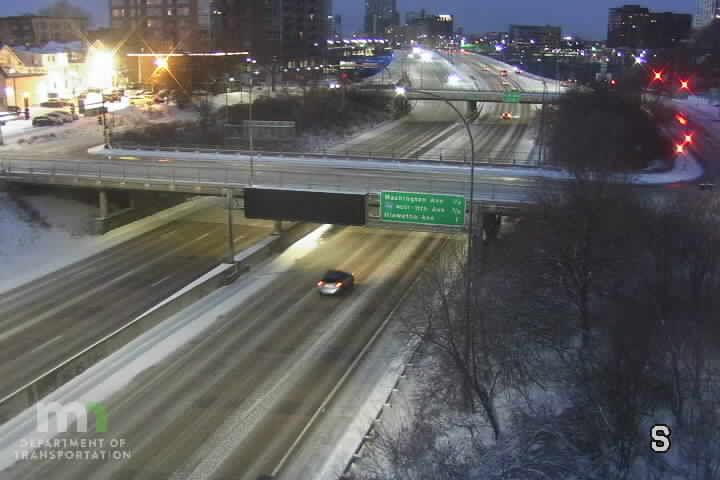 Traffic Cam Marcy-Holmes: I-35W: I-35W SB @ 4th St