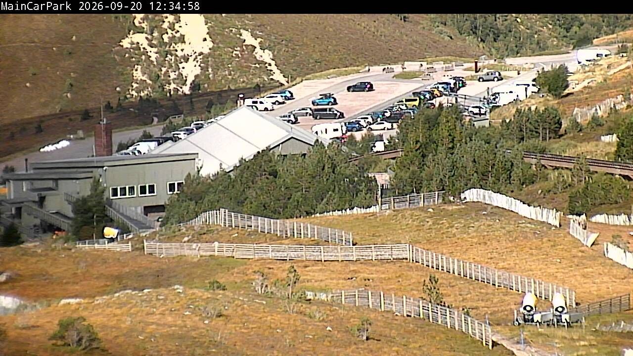 Traffic Cam Aviemore › North: The Cairngorms - main car park