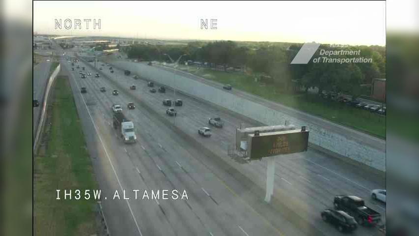 Traffic Cam Fort Worth › North: I-35W @ Altamesa