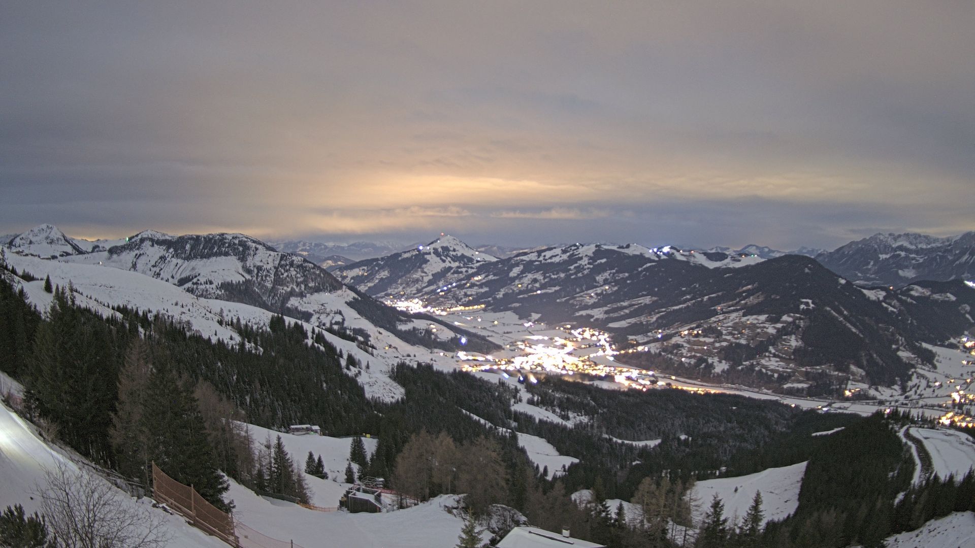 Traffic Cam Kitzbuhel: Hahnenkamm Bergstation - Blickrichtung NW