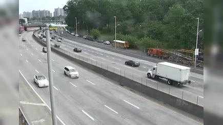 Traffic Cam New York › South: I-95 at Buhre Avenue/Pedestrian Bridge