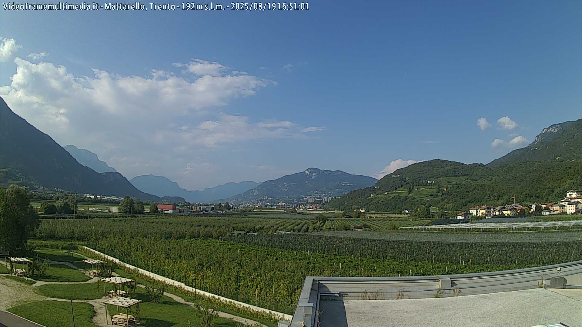 Traffic Cam Mattarello: L'immagine ritrae la campagna di - frazione a sud di Trento, con puntamento verso nord in direzione della città di Trento