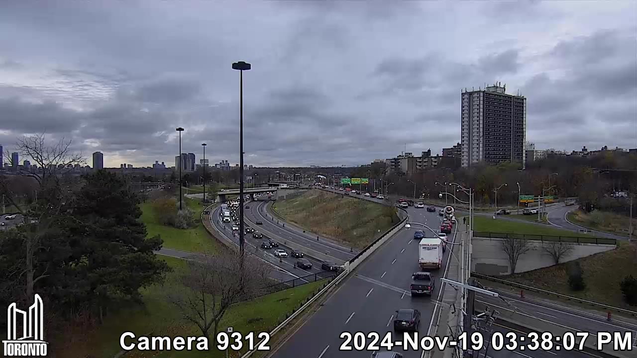 Traffic Cam Old Toronto: Lake Shore W near British Columbia Rd