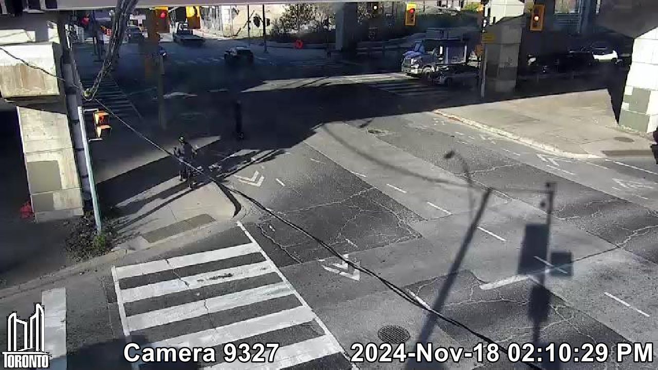 Traffic Cam Old Toronto: Lake Shore E near Lower Shelbourne