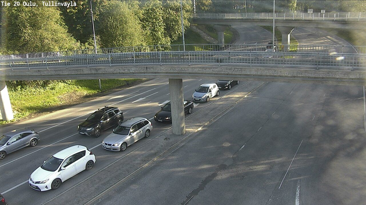 Traffic Cam Oulu: Tie - Tullinväylä - Katu keskustaan