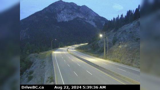 Traffic Cam Fraser Valley Regional District › South: Hwy 5, about 7 km north of Zopkios Brake Check, looking south