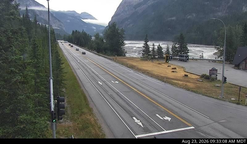 Traffic Cam Field › North-East: Hwy 1 at - Access Road, about 16 km west of BC/Alberta border, looking northeast