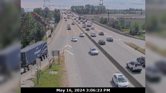 Traffic Cam Victoria-Fraserview › South: North end of Knight Street Bridge, looking south