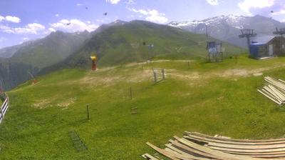 Ustou Mountain Escape: Scenic Adventure Hub
