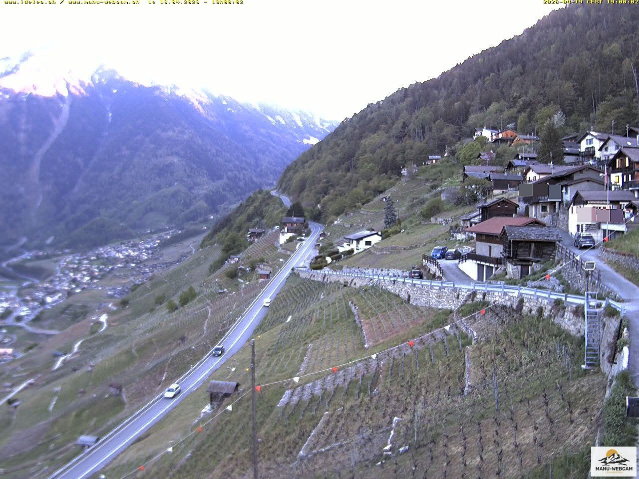 Ravoire: Vue sur la route du Col de la Forclaz sur Martigny Valais Suisse.- France