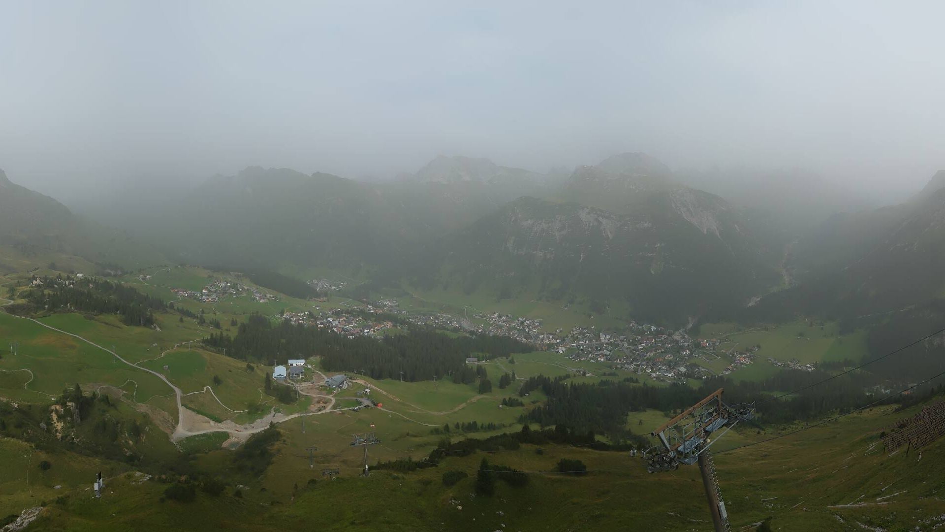 Traffic Cam Gemeinde Lech: Mohnenfluh - Juppenspitze - Omeshorn - Braunarlspitze - Karhorn - Wösterspitzen - Zürs - Widderstein - Trittkopf - Valluga - Rappenspitze