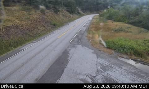 Traffic Cam Area A › South: Hwy 95, near Quinn Creek, about 31 km north of Brisco, looking south