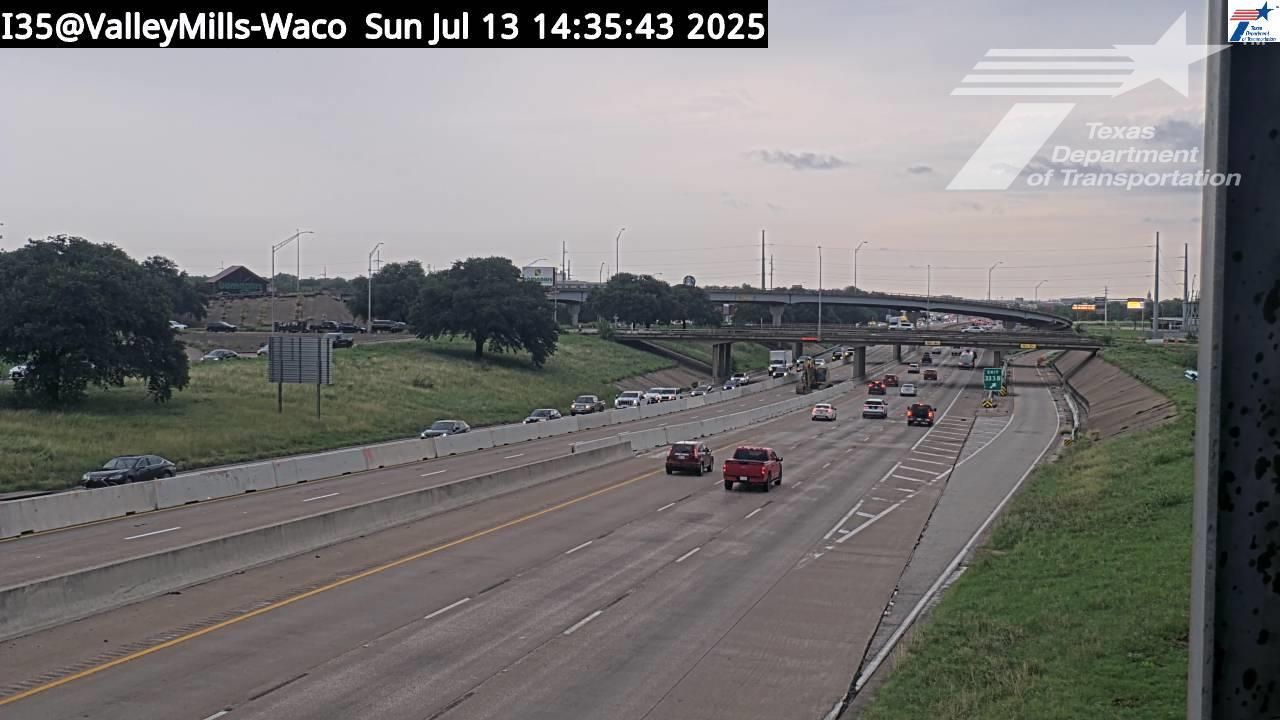 Traffic Cam Waco › North: I35@ValleyMills