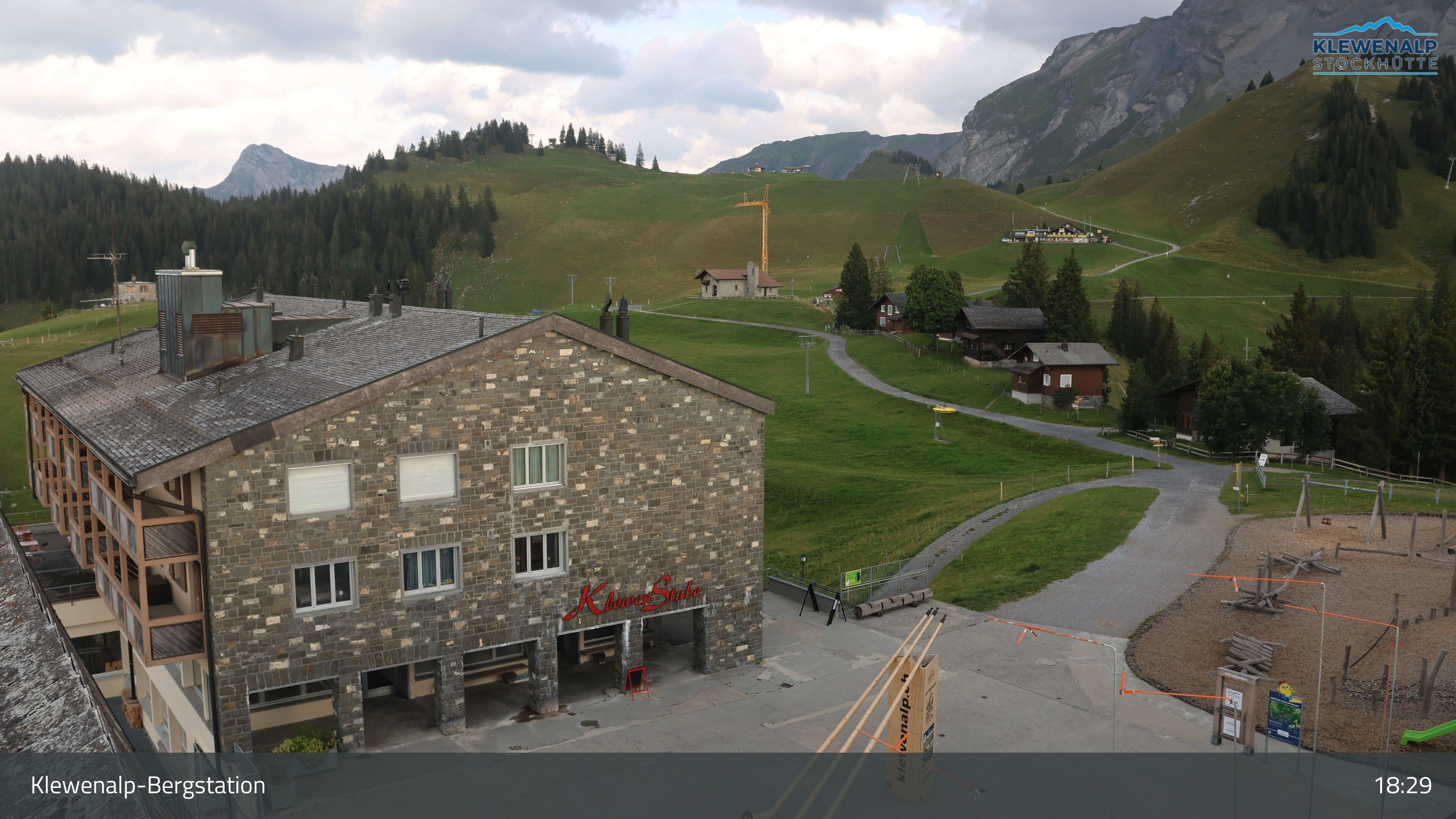 Beckenried: Klewenalp - Klewenalp-Bergstation, Blick Richtung Skigebiet Klewenalp & links Berggasthaus KlewenStube