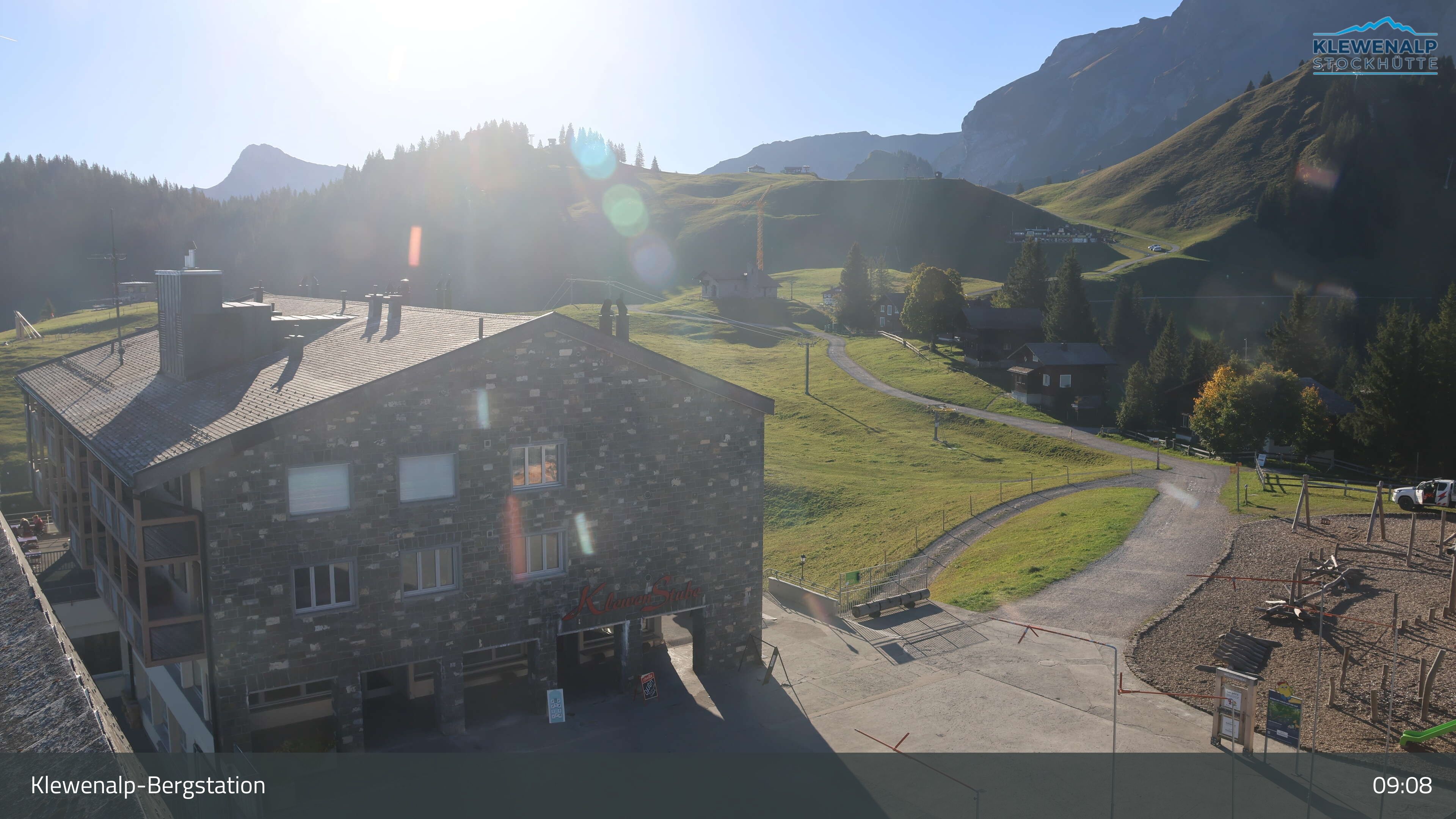 Beckenried: Klewenalp - Klewenalp-Bergstation, Blick Richtung Skigebiet Klewenalp & links Berggasthaus KlewenStube