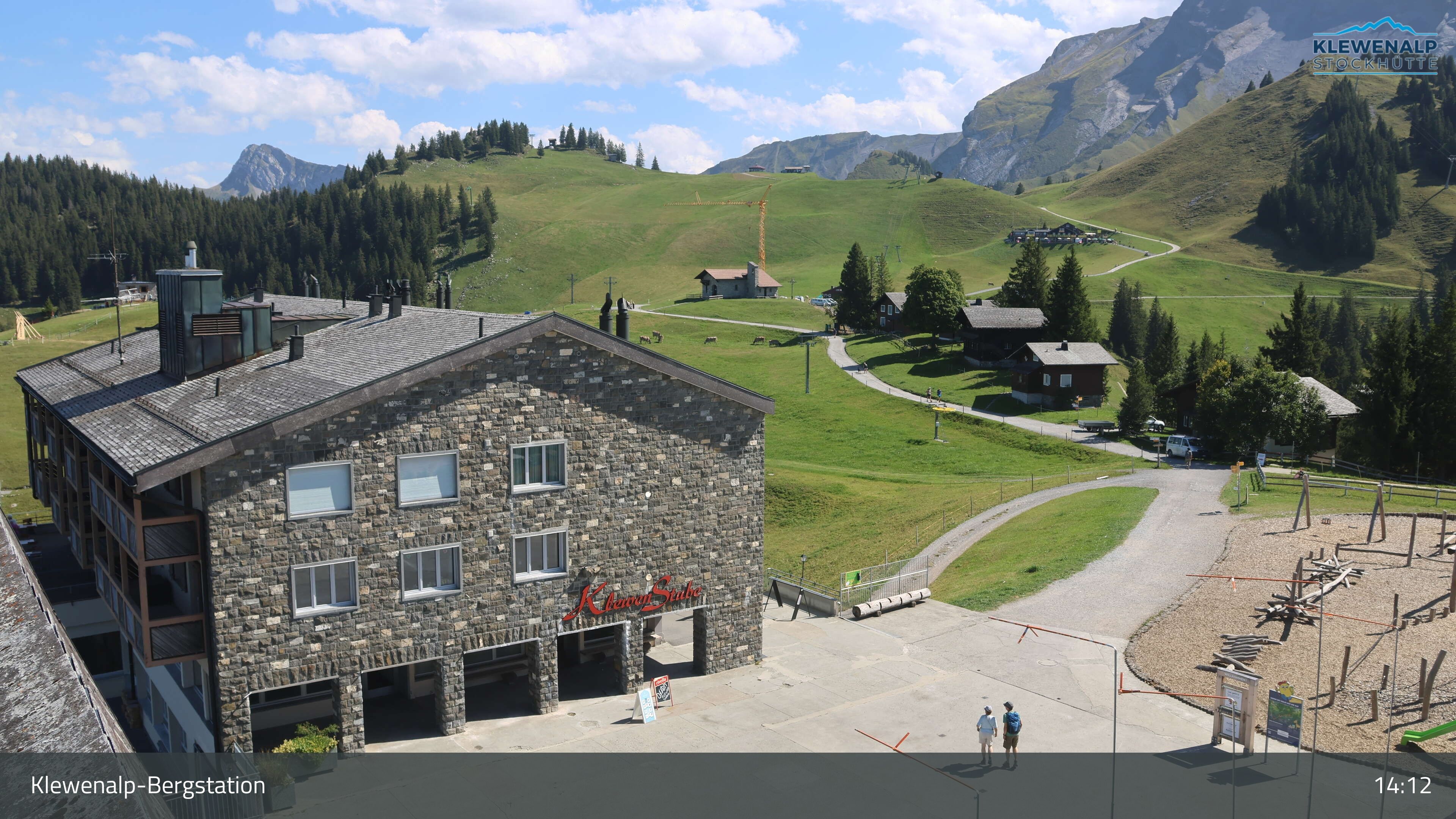 Beckenried: Klewenalp - Klewenalp-Bergstation, Blick Richtung Skigebiet Klewenalp & links Berggasthaus KlewenStube