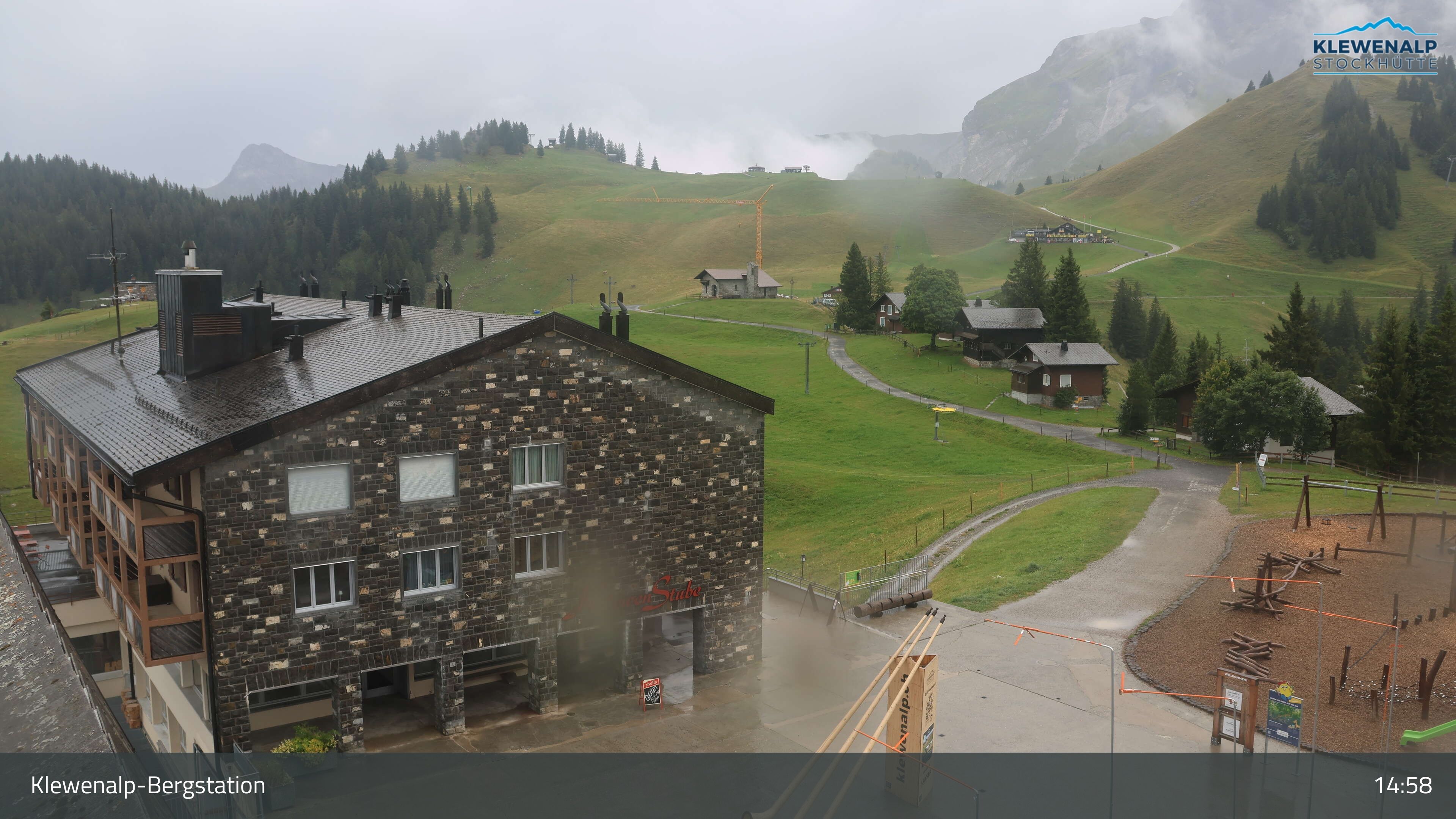 Beckenried: Klewenalp - Klewenalp-Bergstation, Blick Richtung Skigebiet Klewenalp & links Berggasthaus KlewenStube