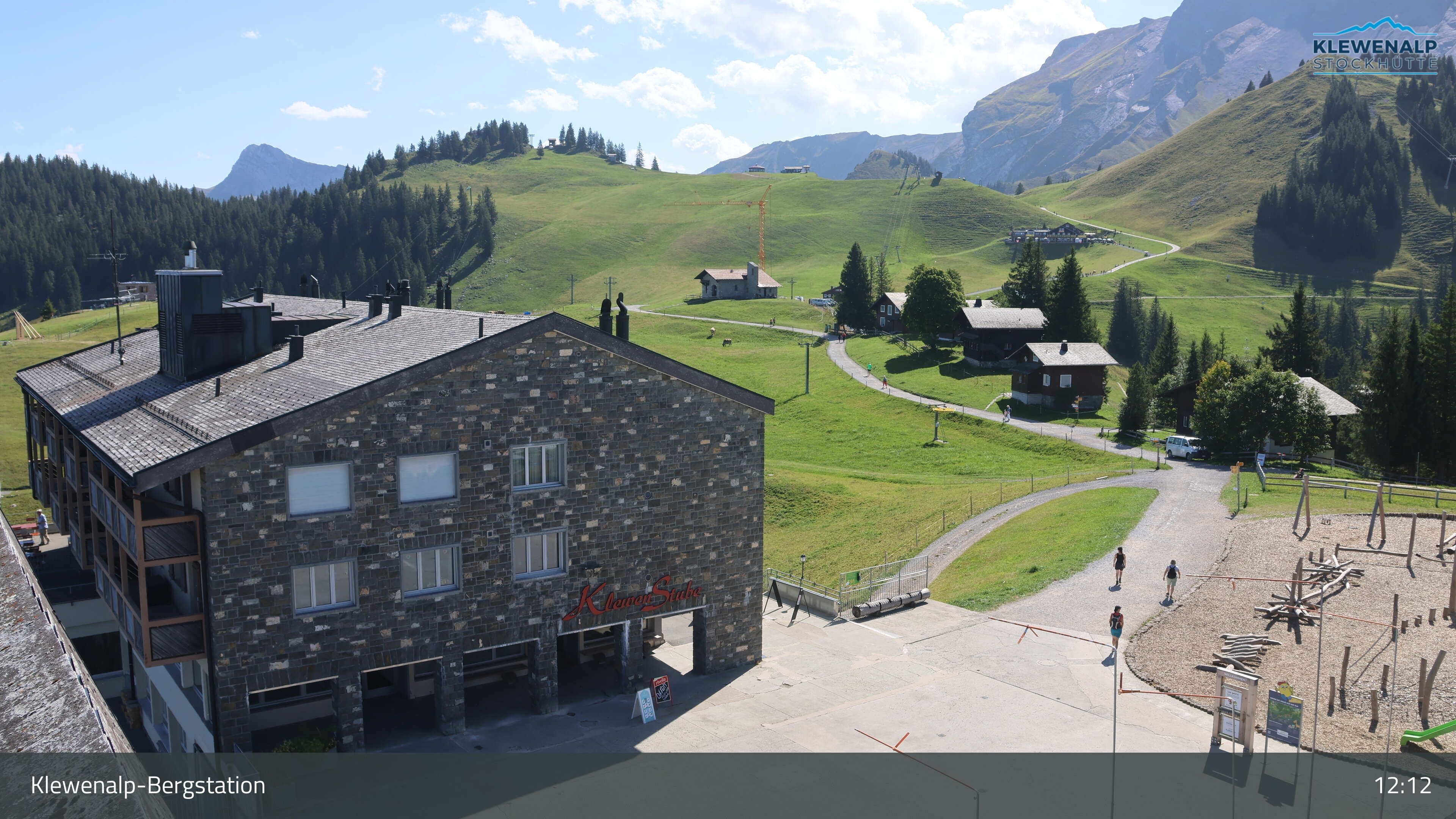 Beckenried: Klewenalp - Klewenalp-Bergstation, Blick Richtung Skigebiet Klewenalp & links Berggasthaus KlewenStube