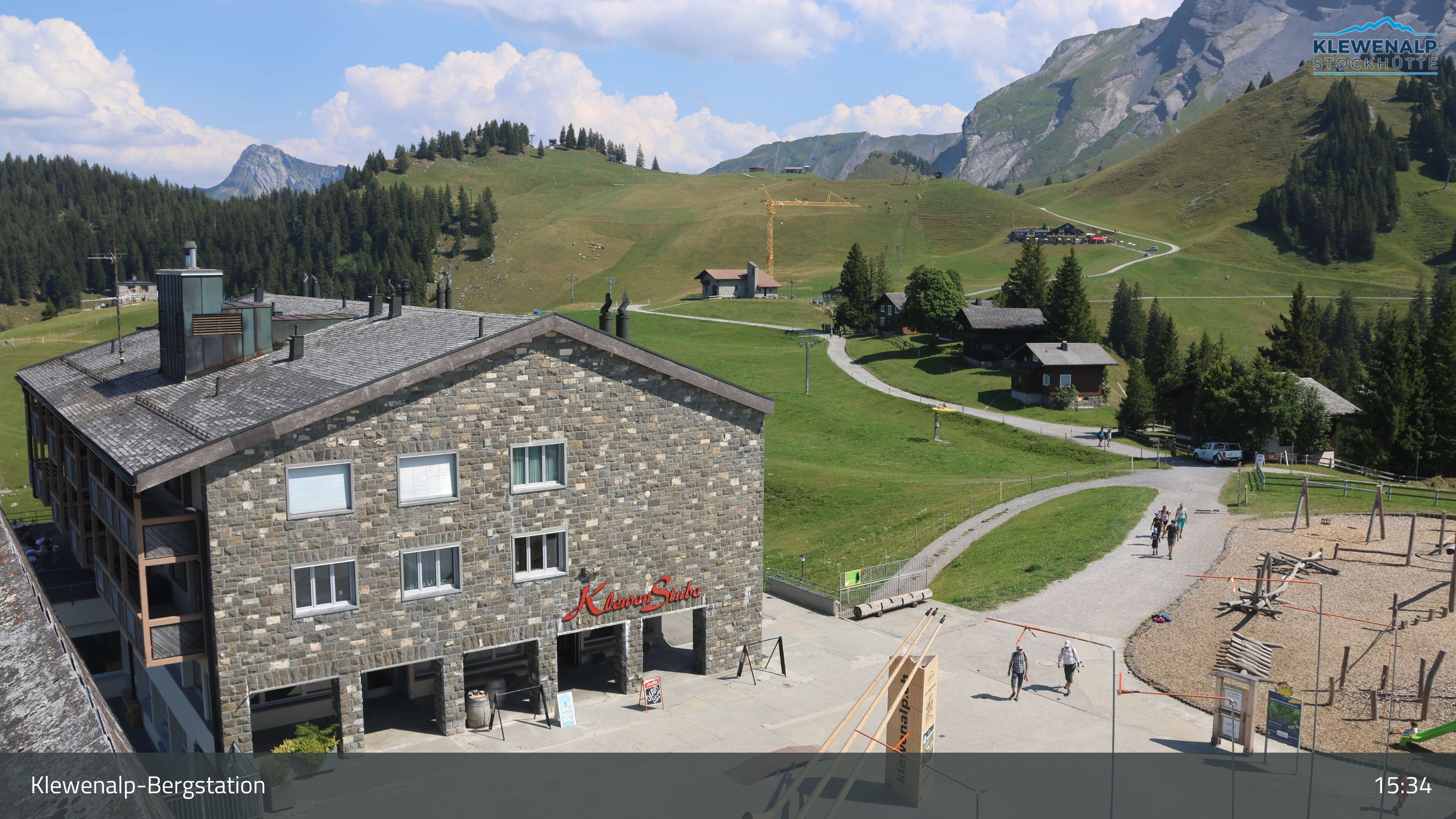 Beckenried: Klewenalp - Klewenalp-Bergstation, Blick Richtung Skigebiet Klewenalp & links Berggasthaus KlewenStube