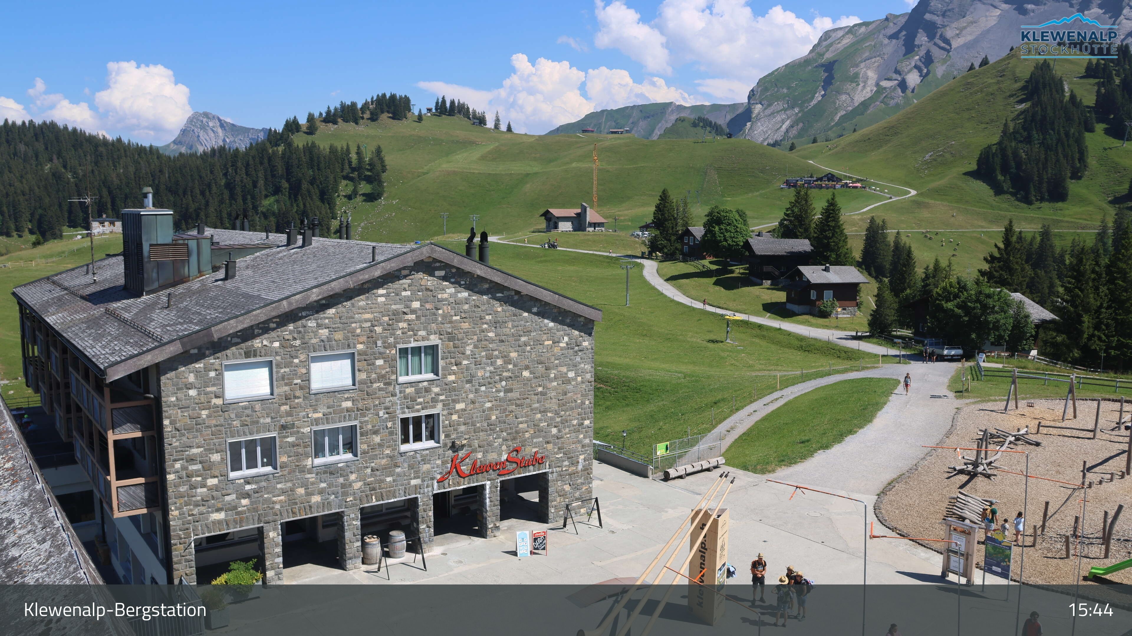 Beckenried: Klewenalp - Klewenalp-Bergstation, Blick Richtung Skigebiet Klewenalp & links Berggasthaus KlewenStube